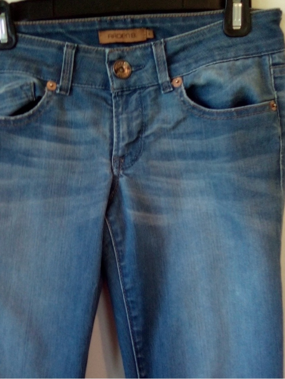Arden B Skinny Jeans in Medium Blue Wash